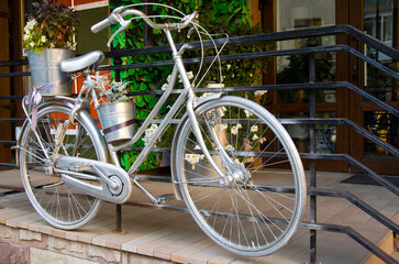 Fototapeta na wymiar Silver bike near the cafe