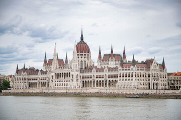 Naklejka premium budapest city skyline at Hungalian Parliament and Danube River Budapest Hungary