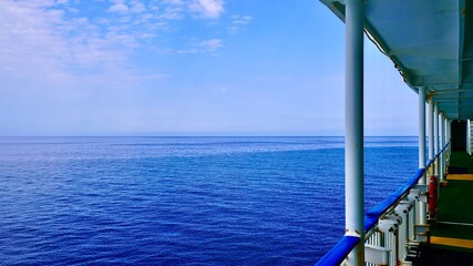 フェリーきずなから見える厳原港と対馬の海