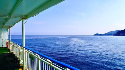 フェリーきずなから見える厳原港と対馬の海