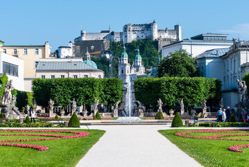 Mirabell Garten mit Blick auf die Festung Salzburg - obrazy, fototapety, plakaty