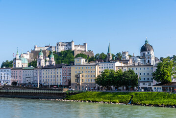 Fototapeta premium Blick auf Festung Salzburg über die Salzach
