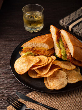 sandwich con papas fritas con fondo ca&ntilde;a flecha