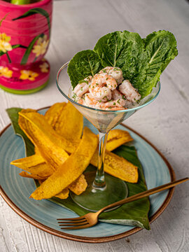 Coctel de camar&oacute;n con tajada de pl&aacute;tano