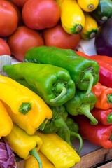 Pimientos en un puesto de mercado de Italia