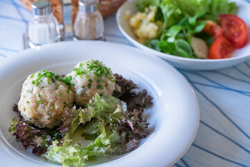 Platos de knödell y ensalada 