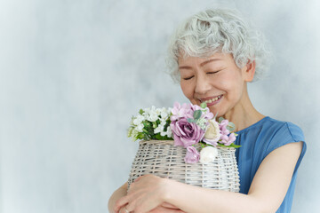 花束を持つミドル女性のポートレート