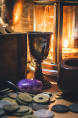 escena de fantasía con copas, pipa, monedas y elementos medievales steampunk