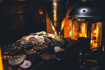 cofre del tesoro pirata repleto de monedas - obrazy, fototapety, plakaty