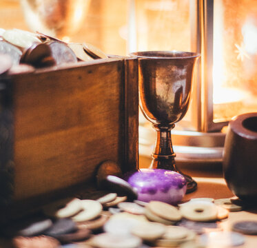 escena de fantas&iacute;a con copas, pipa, monedas y elementos medievales steampunk