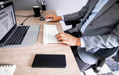hombre de negocios sentado en su oficina, manos en computador,  fotos trabajando, día de oficina 