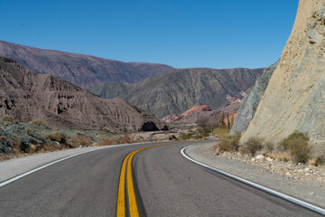 Fototapeta na wymiar Argentina - Jujuy - Ruta entre las montañas desde Purmamarca a Salinas Grandes.