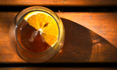 Gin con rodaja de naranja