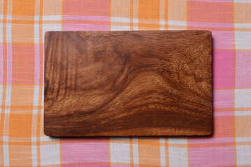 チェック柄の上のスクエアトレー