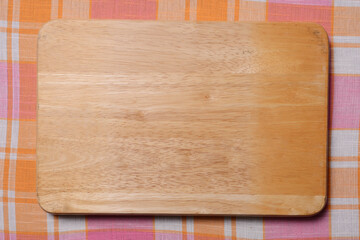 チェック柄の上のスクエアトレー