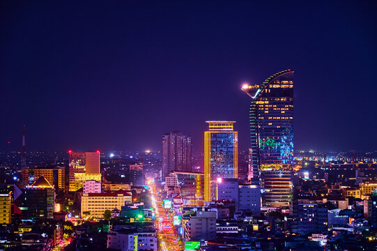 Fototapeta city skyline at night phnom penh capital of cambodia