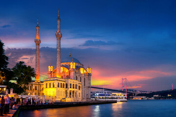 Fototapeta na wymiar Beautiful ortakoy mosque and Istanbul bosphorus bridge at twilight in Istanbul, Turkey.
