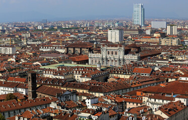 Obraz premium view of the city of Turin with historic buildings and even modern skyscrapers seen from the top of the monument called Mole Antonelliana