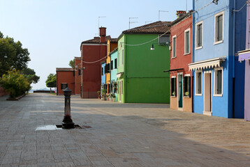 Naklejka premium Burano Island near Venice with colorful houses and a fountain without people
