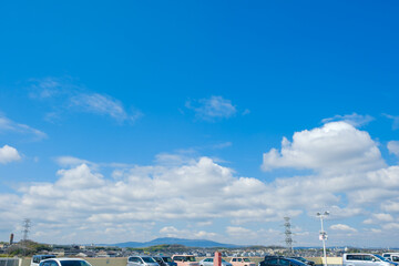 青空と屋外駐車場　春の空