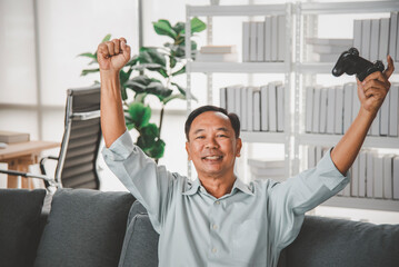 Obraz premium Senior dads are relaxing playing online games at home with family fun. The concept of lifestyle for the Senior
