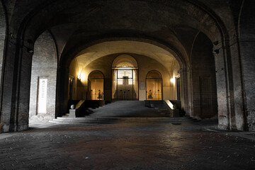 Arco con luci calde in una galleria d'arte