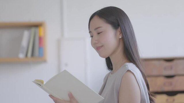 リビングでくつろぐ若い日本人女性