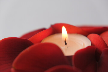 アロマキャンドルと赤い花びら炎が煌めく癒しの空間