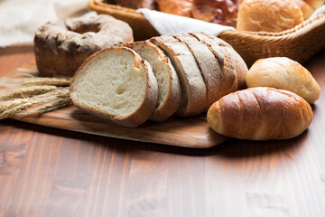 テーブルに並んだたくさんの種類のパン