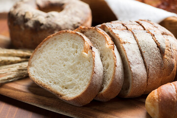 テーブルに並んだたくさんの種類のパン