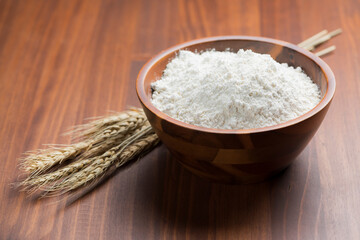 テーブルに並んだたくさんの種類のパンと小麦粉