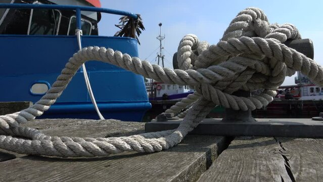 Poller mit Tau in einem Hafen