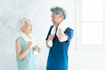 運動するシニア夫婦（スポーツ・健康・ヘルスケア）