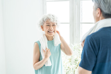 運動するシニア夫婦（スポーツ・健康・ヘルスケア）