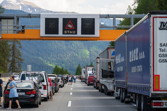 Verkehrsstau auf der Brennerautobahn in Richtung Süden Italien zu Beginn der Urlaubszeit