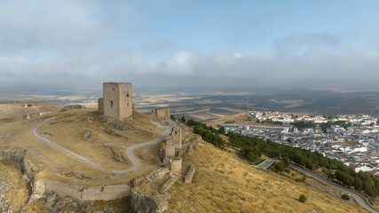 Fototapeta na wymiar cerro donde se ubica el antiguo castillo nazarí de la Estrella en el municipio de Teba, España