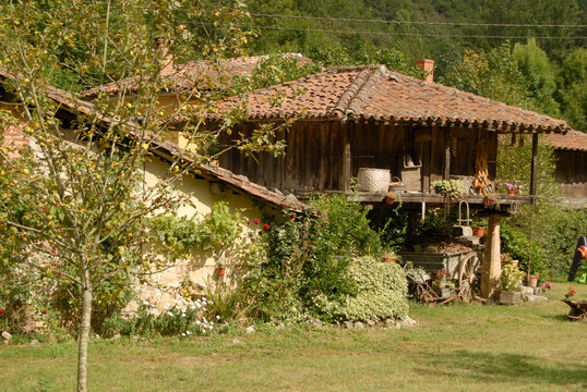 horreo en el paisaje asturiano