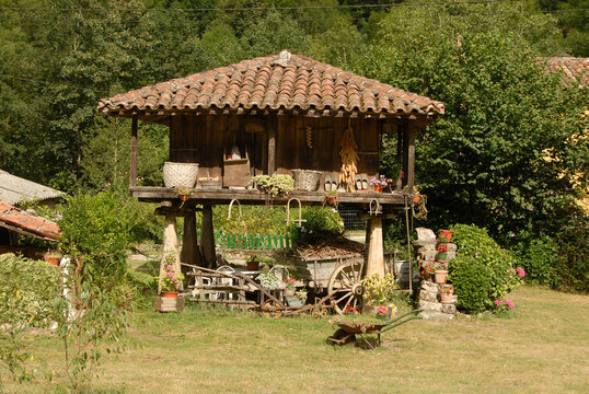 horreo en el paisaje asturiano