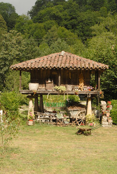 horreo en el paisaje asturiano