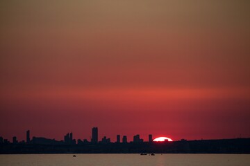 Fototapeta premium Atardecer visto desde calpe con Benidorm de fondo