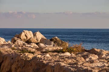 Paisaje marítimo con rocas en primer plano
