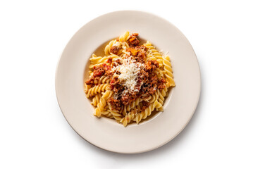 Piatto di pasta con ragu di manzo e formaggio, ripreso dall'alto e isolato su fondo bianco 
