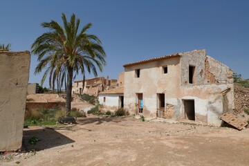 Fototapeta na wymiar old abondoned little village in rural area in Spain