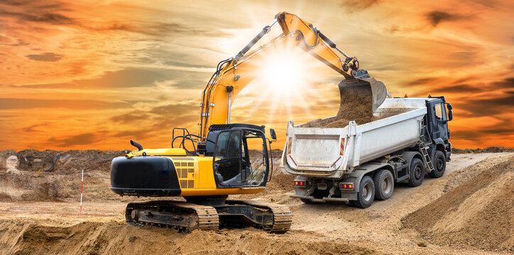 Bagger arbeitet auf einer Baustelle