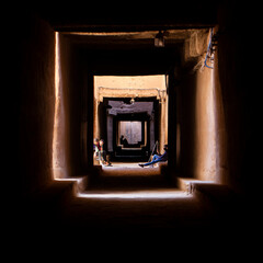 Muchachos sentados en el interior de los túneles de la casba. Marruecos.