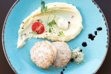 Mashed potatoes with beef patty and tomato