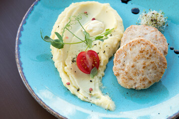 Mashed potatoes with beef patty and tomato