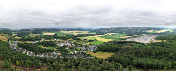 Eisborn bei Balve im Sauerland mit Steinbruch 