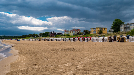 Viele Strandk&ouml;rbe an einem Sandstrand