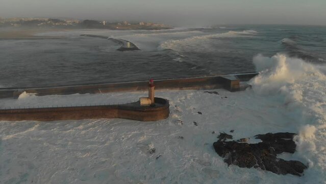 Farol no mar agitado